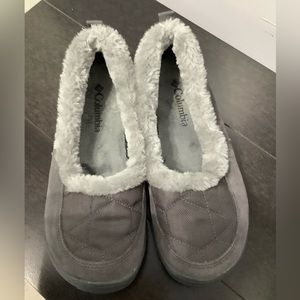 Columbia women’s shoes Sz 7. Fur lining at ankle.Hard rubber sole with traction